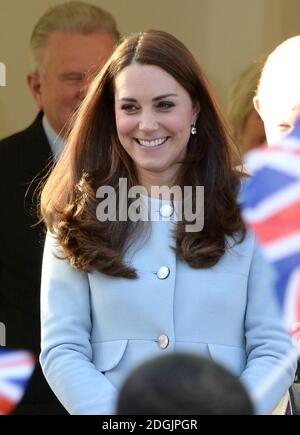 La duchesse de Cambridge ouvre officiellement la Kensington Aldridge Academy. Son Altesse Royale a rencontré les gouverneurs, le personnel et les étudiants, visité le nouveau bâtiment et regardé une partie de la leçon. La duchesse a ensuite assisté à une représentation de danse dans le théâtre de l'école, et a dévoilé une plaque, avant de visiter le Creates Hub de l'école pour les jeunes entrepreneurs, et a rencontré des étudiants qui conçoivent des articles pour la vente au marché de Portobello Road. Le crédit photo devrait lire Doug Peters EMPICS Entertainment Banque D'Images