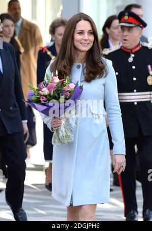 La duchesse de Cambridge ouvre officiellement la Kensington Aldridge Academy. Son Altesse Royale a rencontré les gouverneurs, le personnel et les étudiants, visité le nouveau bâtiment et regardé une partie de la leçon. La duchesse a ensuite assisté à une représentation de danse dans le théâtre de l'école, et a dévoilé une plaque, avant de visiter le Creates Hub de l'école pour les jeunes entrepreneurs, et a rencontré des étudiants qui conçoivent des articles pour la vente au marché de Portobello Road. Le crédit photo devrait lire Doug Peters EMPICS Entertainment Banque D'Images