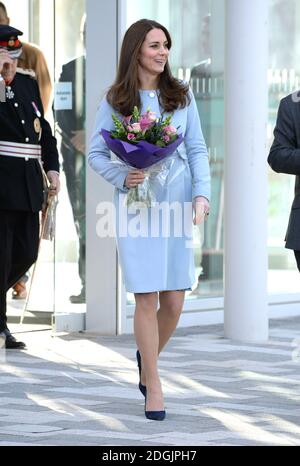 La duchesse de Cambridge ouvre officiellement la Kensington Aldridge Academy. Son Altesse Royale a rencontré les gouverneurs, le personnel et les étudiants, visité le nouveau bâtiment et regardé une partie de la leçon. La duchesse a ensuite assisté à une représentation de danse dans le théâtre de l'école, et a dévoilé une plaque, avant de visiter le Creates Hub de l'école pour les jeunes entrepreneurs, et a rencontré des étudiants qui conçoivent des articles pour la vente au marché de Portobello Road. Le crédit photo devrait lire Doug Peters EMPICS Entertainment Banque D'Images