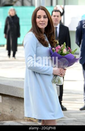 La duchesse de Cambridge ouvre officiellement la Kensington Aldridge Academy. Son Altesse Royale a rencontré les gouverneurs, le personnel et les étudiants, visité le nouveau bâtiment et regardé une partie de la leçon. La duchesse a ensuite assisté à une représentation de danse dans le théâtre de l'école, et a dévoilé une plaque, avant de visiter le Creates Hub de l'école pour les jeunes entrepreneurs, et a rencontré des étudiants qui conçoivent des articles pour la vente au marché de Portobello Road. Le crédit photo devrait lire Doug Peters EMPICS Entertainment Banque D'Images