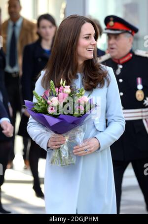 La duchesse de Cambridge ouvre officiellement la Kensington Aldridge Academy. Son Altesse Royale a rencontré les gouverneurs, le personnel et les étudiants, visité le nouveau bâtiment et regardé une partie de la leçon. La duchesse a ensuite assisté à une représentation de danse dans le théâtre de l'école, et a dévoilé une plaque, avant de visiter le Creates Hub de l'école pour les jeunes entrepreneurs, et a rencontré des étudiants qui conçoivent des articles pour la vente au marché de Portobello Road. Le crédit photo devrait lire Doug Peters EMPICS Entertainment Banque D'Images