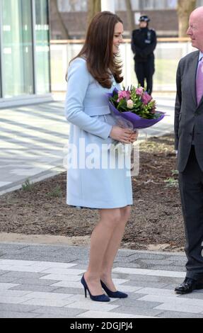 La duchesse de Cambridge ouvre officiellement la Kensington Aldridge Academy. Son Altesse Royale a rencontré les gouverneurs, le personnel et les étudiants, visité le nouveau bâtiment et regardé une partie de la leçon. La duchesse a ensuite assisté à une représentation de danse dans le théâtre de l'école, et a dévoilé une plaque, avant de visiter le Creates Hub de l'école pour les jeunes entrepreneurs, et a rencontré des étudiants qui conçoivent des articles pour la vente au marché de Portobello Road. Le crédit photo devrait lire Doug Peters EMPICS Entertainment Banque D'Images
