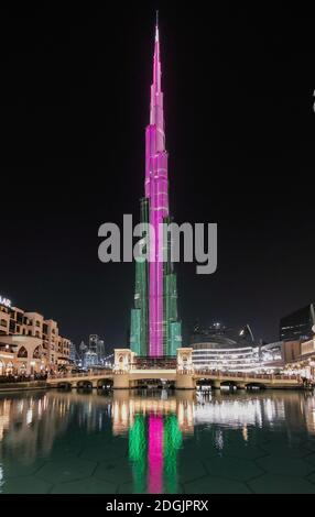 DUBAÏ, ÉMIRATS ARABES UNIS - 21 décembre 2018 : vue générale du Burj Khalifa Light Show de nuit. Banque D'Images