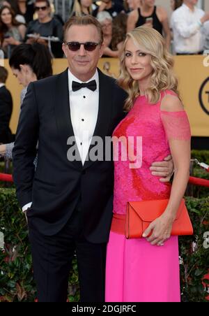 Kevin Costner et sa femme Christine Baumgartner arrivent sur le tapis rouge lors du 21e Prix annuel de la Guilde des acteurs de l'écran, qui s'est tenu au Shrine Auditorium de Los Angeles. Banque D'Images