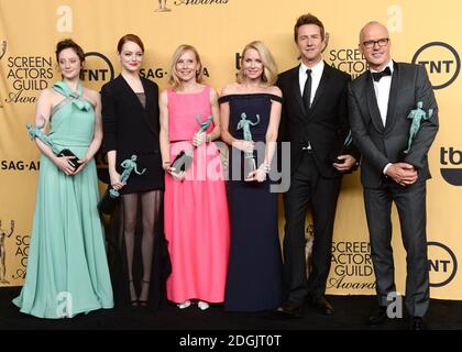 Andrea Riseborough, Emma Stone, Amy Ryan, Naomi Watts, Edward Norton et Michael Keaton dans la salle de presse lors du 21e Prix annuel de la Guilde des acteurs de l'écran, qui s'est tenu au Shrine Auditorium de Los Angeles. Banque D'Images