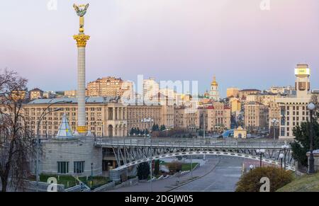 Centre-ville près de la place de l'indépendance et de la rue Khreshchatyk en début de matinée. Kiev, Ukraine Banque D'Images