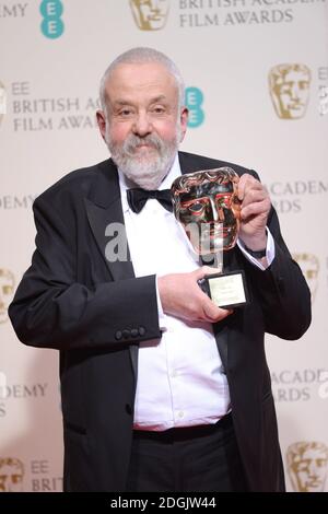 Mike Leigh, lauréat du BAFTA Fellowship, pose dans la salle de presse des EE British Academy film Awards 2015 qui se tiennent à l'Opéra royal de Covent Garden, Londres, Royaume-Uni. Banque D'Images