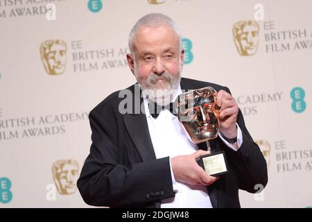 Mike Leigh, lauréat du BAFTA Fellowship, pose dans la salle de presse des EE British Academy film Awards 2015 qui se tiennent à l'Opéra royal de Covent Garden, Londres, Royaume-Uni. Banque D'Images