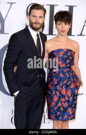 Jamie Dornan (à gauche) et sa femme, Amelia Warner, assistaient à la première du film britannique Fifty Shades of Grey, qui s'est tenue au cinéma Odeon de Leicester Square, à Londres Banque D'Images