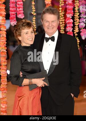 John Madden et son épouse assistent à la première du deuxième Best Exotic Marigold Hotel au cinéma Odeon de Leicester Square, Londres Banque D'Images