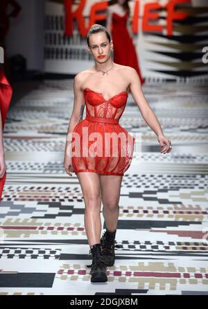 Alice Dellal sur la passerelle lors de la passerelle de la charité Fashion for relief Catwalk 2015 qui s'est tenue à Somerset House, domicile du British Fashion Council, Londres Banque D'Images