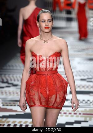 Alice Dellal sur la passerelle lors de la passerelle de la charité Fashion for relief Catwalk 2015 qui s'est tenue à Somerset House, domicile du British Fashion Council, Londres Banque D'Images