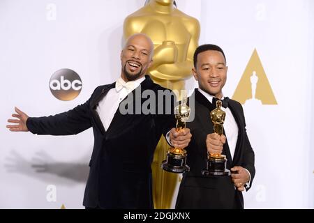 Common et John Legend (à droite) avec le Song Award for Glory original de 'selma', dans la salle de presse des 87e Academy Awards qui se tiennent au Dolby Theatre à Hollywood, Los Angeles, CA, Etats-Unis, le 22 février 2015. Banque D'Images