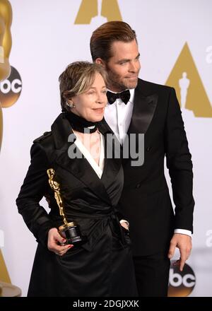 Milena Canonero avec le prix du meilleur costume pour le "Grand Budapest Hotel", aux côtés de Chris Pine, dans la salle de presse des 87e Academy Awards qui se sont tenus au Dolby Theatre à Hollywood, Los Angeles, CA, Etats-Unis, le 22 février 2015. Banque D'Images