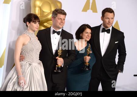 Anna Pinnock (deuxième à droite) et Adam Stockhausen (deuxième à gauche) avec le prix du meilleur design de production pour le « Grand Budapest Hotel », aux côtés des présentateurs Felicity Jones et Chris Pratt, dans la salle de presse des 87e Academy Awards, qui se tiennent au Dolby Theatre à Hollywood, Los Angeles, CA, USA, le 22 février 2015. Banque D'Images