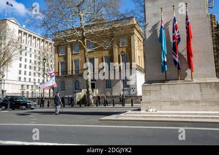 Londres, Royaume-Uni - 25 mars 2019 : un vétéran solitaire rend hommage et mène le silence devant le mémorial Cenotaph à Whitehall, Londres pour se souvenir de la comr déchue Banque D'Images