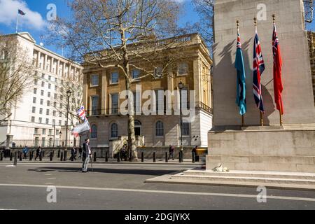 Londres, Royaume-Uni - 25 mars 2019 : un vétéran solitaire rend hommage et mène le silence devant le mémorial Cenotaph à Whitehall, Londres pour se souvenir de la comr déchue Banque D'Images