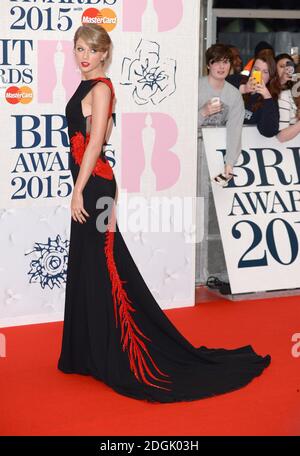 Taylor Swift assiste aux Brit Awards 2015 avec MasterCard à l'O2 Arena de Londres Banque D'Images