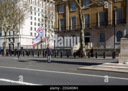 Londres, Royaume-Uni - 25 mars 2019 : un vétéran solitaire rend hommage et mène le silence devant le mémorial Cenotaph à Whitehall, Londres pour se souvenir de la comr déchue Banque D'Images