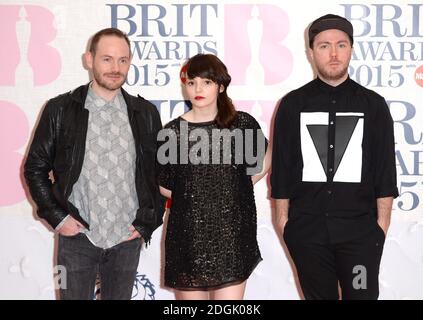 (De gauche à droite) Iain Cook, Lauren Mayberry et Martin Doherty de Chvrches arrivent pour les Brit Awards 2015 à l'O2 Arena, Londres Banque D'Images