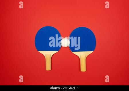 Deux raquettes de tennis de table bleues sont prêtes pour le ping-pong concours Banque D'Images