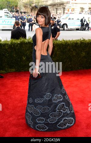 Katie Holmes assistant au Metropolitan Museum of Art met Gala, à New York, États-Unis. (Crédit obligatoire : Doug Peters/EMPICS Entertainment) Banque D'Images