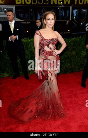 Jennifer Lopez participe au Metropolitan Museum of Art met Gala, à New York, Etats-Unis. (Crédit obligatoire : Doug Peters/EMPICS Entertainment) Banque D'Images