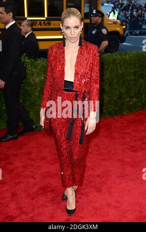 Sienna Miller participant au Metropolitan Museum of Art met Gala, à New York, États-Unis. (Crédit obligatoire : Doug Peters/EMPICS Entertainment) Banque D'Images