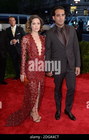 Rose Byrne et Bobby Cannavale participant au Metropolitan Museum of Art met Gala, à New York, États-Unis. (Crédit obligatoire : Doug Peters/EMPICS Entertainment) Banque D'Images