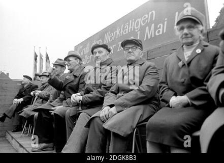 01 mai 1982, Saxe, Eilenburg: 'Saluez les travailleurs de tous les pays le jour de mai!' Lors de la manifestation du jour de mai à Eilenburg en 1982, des ouvriers, des élèves, des sportifs et des enfants défilent devant l'hôtel de ville et une tribune avec des invités d'honneur devant lui. Photo: Volkmar Heinz/dpa-Zentralbild/ZB Banque D'Images