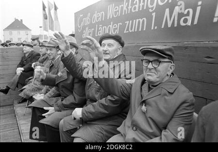 01 mai 1982, Saxe, Eilenburg: 'Saluez les travailleurs de tous les pays le jour de mai!' Lors de la manifestation du jour de mai à Eilenburg en 1982, des ouvriers, des élèves, des sportifs et des enfants défilent devant l'hôtel de ville et une tribune avec des invités d'honneur devant lui. Photo: Volkmar Heinz/dpa-Zentralbild/ZB Banque D'Images