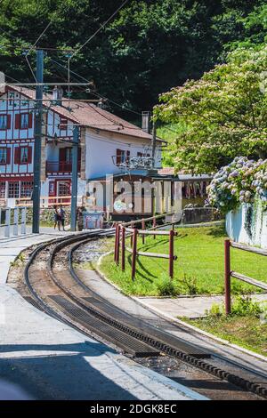 Le train à crémaillère Rhune dans la Pyrénéès-Atlantique Banque D'Images