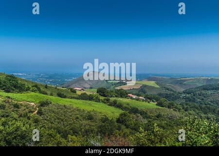 La montagne de la Rhune dans les Pyrénées-Atlantique Banque D'Images