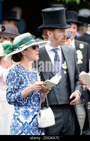 Damian Lewis avec sa femme Helen McClory avant le début des courses. (Crédit obligatoire : DOUG PETERS/EMPICS Entertainment) Banque D'Images