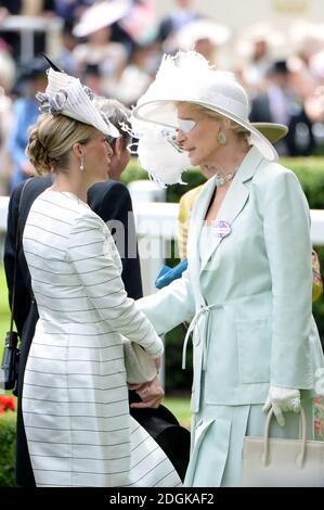 Sophie, comtesse de Wessex et princesse Michael de Kent (à droite) avant le début des courses. (Crédit obligatoire : DOUG PETERS/EMPICS Entertainment) Banque D'Images