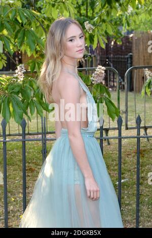 Suki Waterhouse arrivant à la Serpentine Gallery Summer Party, Hyde Park, Londres. Banque D'Images