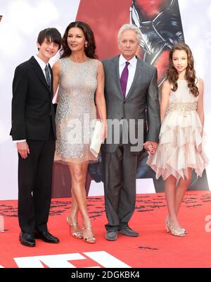 Michael Douglas arrive avec sa femme Catherine Zeta Jones, son fils Dylan et sa fille Carys pour la première Ant-Man, à l'Odeon Leicester Square, Londres. Banque D'Images