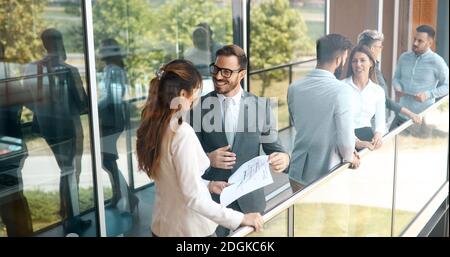 Business people talking nad brainstorming break outdoor Banque D'Images