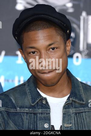 Pharrell Williams arrive sur le tapis rouge aux MTV Video Music Awards 2015, au Microsoft Theatre, Los Angeles. Le crédit photo doit être lu par Doug Peters/EMPICS Entertainment Banque D'Images