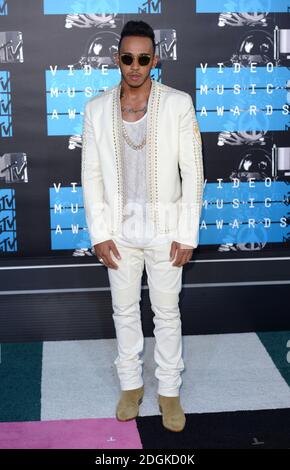 Lewis Hamilton arrive sur le tapis rouge aux MTV Video Music Awards 2015, au Microsoft Theatre, Los Angeles. Le crédit photo doit être lu par Doug Peters/EMPICS Entertainment Banque D'Images