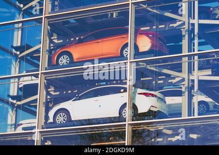 Parking en verre à plusieurs niveaux pour les voitures en milieu urbain Banque D'Images