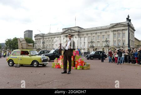 Rowan Atkinson comme M. Bean au Palais de Buckingham pour lancer le nouveau DVD de M. Bean et pour célébrer le 25e anniversaire de la création du personnage. Banque D'Images