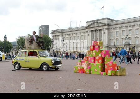 Rowan Atkinson comme M. Bean au Palais de Buckingham pour lancer le nouveau DVD de M. Bean et pour célébrer le 25e anniversaire de la création du personnage. Banque D'Images