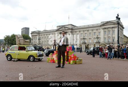 Rowan Atkinson comme M. Bean au Palais de Buckingham pour lancer le nouveau DVD de M. Bean et pour célébrer le 25e anniversaire de la création du personnage. Banque D'Images