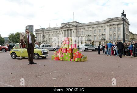 Rowan Atkinson comme M. Bean au Palais de Buckingham pour lancer le nouveau DVD de M. Bean et pour célébrer le 25e anniversaire de la création du personnage. Banque D'Images