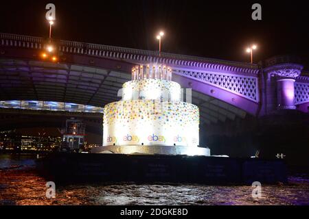 EBay a fêté son 20e anniversaire en flottant un gâteau de 6 m de haut, plus grand qu'un bus à impériale, avec 20 bougies sur le dessus, le long de la Tamise à Londres de Greenwich à Battersea. Il passe devant les célèbres monuments londoniens tels que Tower Bridge, l'O2, le London Eye, le Walkie Talkie Building, la Shard et la Battersea Power Station. Banque D'Images