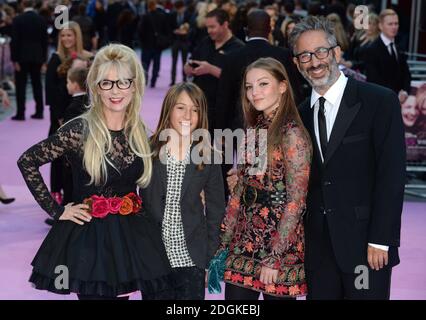 David Baddiel, épouse Morwenna Banks et enfants Dolly et Ezra arrivant à la première britannique de Miss You déjà, vue Cinema, Leicester Square, Londres. Banque D'Images