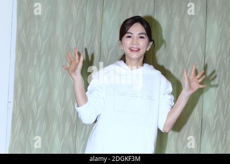 --FILE--Ella Chen Chia-hwa, une chanteuse, actrice et animatrice taïwanaise et membre du groupe de filles taïwanaises S.H., prépare pour 'Ella Show' Banque D'Images