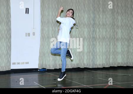 --FILE--Ella Chen Chia-hwa, une chanteuse, actrice et animatrice taïwanaise et membre du groupe de filles taïwanaises S.H., prépare pour 'Ella Show' Banque D'Images