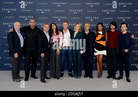 Michael G. Wilson (de gauche à droite), Dave Bautista, Christoph Waltz, Monica Bellucci, Daniel Craig, Lea, Seydoux, Sam Mendes, Naomie Harris, Ben Whishaw et Andrew Scott participant au phocall Specter, qui s'est tenu à la salle de bal de l'hôtel Corinthia, Whitehall PL, Londres. Banque D'Images